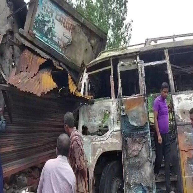 বাসটির বেশিরভাগ অংশই পুড়ে যায়।  আগুন লাগার খবর পেয়ে দমকল এসে আগুন নেভায়। ঘটনায় চারজন আহত হয়েছে। তাদের কাঁথি হাসপাতালে ভর্তি করা হয়েছে। 
