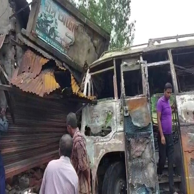 ঘটনায় তদন্ত শুরু করেছে কাঁথি থানার পুলিশ। বাসটিতে বিয়ে বাড়ির যাত্রীরা ছিল বলে জানা গেছে। 