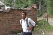 এক পায়ে রোজ লাফিয়ে আসতে হয় স্কুলে, ২ কিমি পাথুরে পথ মনের জোরে পেরোয় পারভেজ