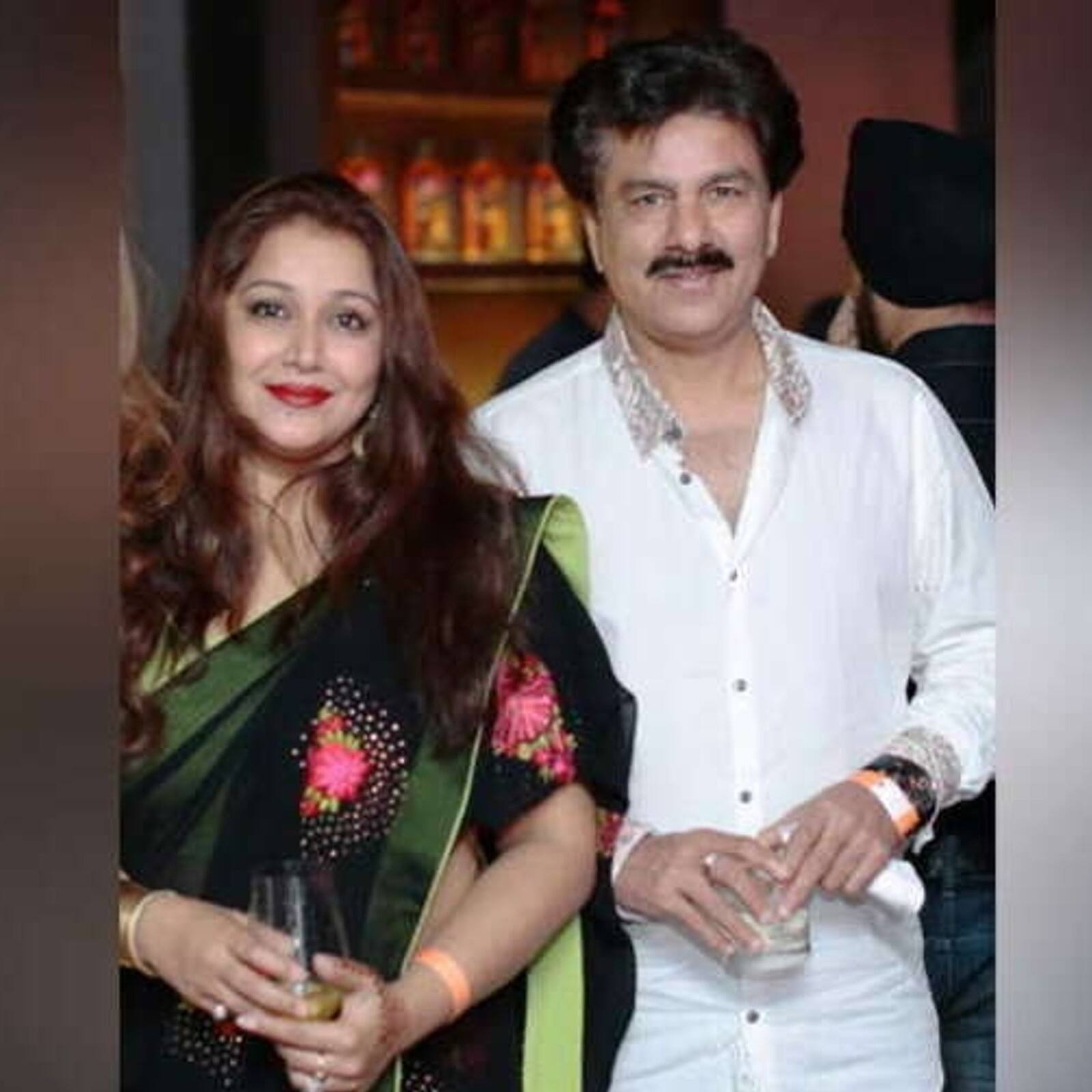 ক্রিকেটার মনোজ প্রভাকরকে বিয়ে করার পরই সিনেমা জগত থেকে দূরে চলে যান ফারহিন। 