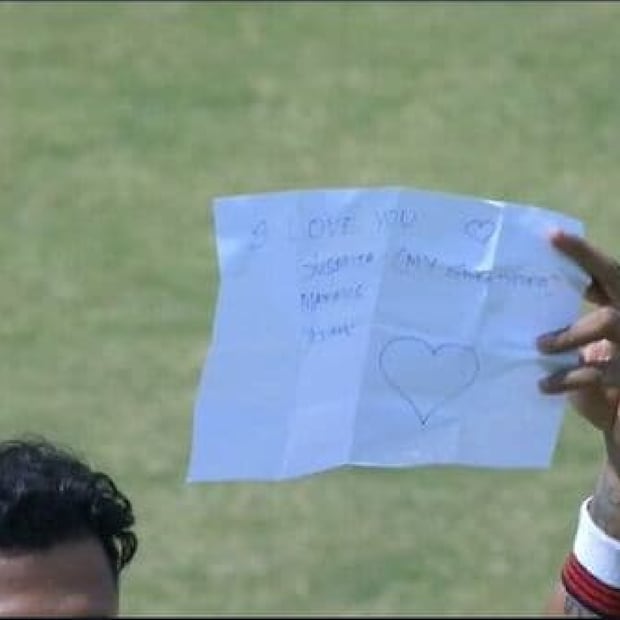 এদিন শতরান করার পরই মনোজ পকেট থেকে একটি প্রেম পত্র বের করেন। সাদা কাগজে লাভ সাইন আঁকা। লেখা- সুস্মিতা, তোমাকে ভালবাসি। স্ত্রীর প্রতি মাঠেই মনোজের এই প্রেম নিবেদনের ভিডিও ও ছবি সোশ্যাল মিডিয়ায় ভাইরাল।