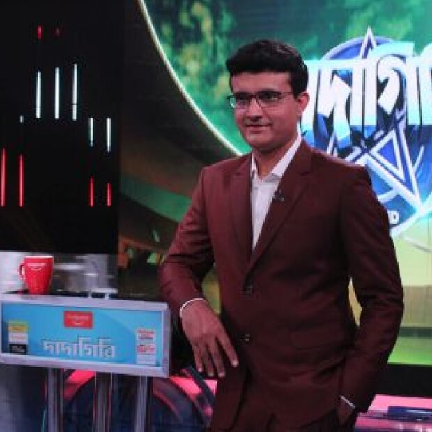 সৌরভ বলছিলেন, আমি লাইট নিভিয়ে শুয়ে পড়ার পর বাথরুম থেকে জল পড়ার শব্দ পাচ্ছিলাম। কল বন্ধ করে দিয়ে আসি। তার পর ভোর পাঁচটার দিকে আবার সেই জল পড়ার শব্দ। পরেরদিন সকালে হোটেলের ম্যানেজার বলে, ওই ঘরে হোটেলের মালিক আত্মহত্যা করেছিল। পরে আমি দলের ম্যানেজার রবি সিংয়ের ঘরে চলে যাই। রাতে মেঝেথে শুয়ে কাটাতে হয়েছিল।