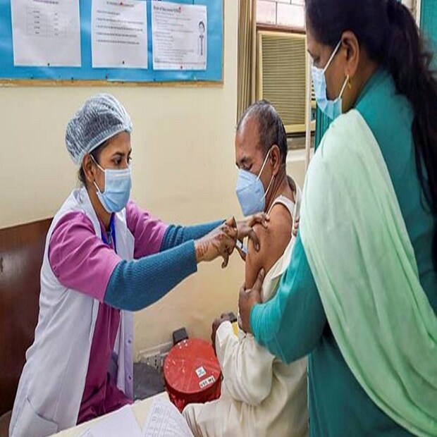 এদিকে, সংক্রমণের বাড়বাড়ন্ত রুখতে ছোট ছোট স্তরে নানা উদ্যোগ নেওয়া হয়েছে। বেসরকারি স্কুলগুলিতে মাস্ক ছাড়া পড়ুয়াদের প্রবেশ নিষেধ করা হয়েছে। ‘নো মাস্ক, নো স্কুল’ নামে প্রচার শুরু হচ্ছে কোথাও কোথাও। 