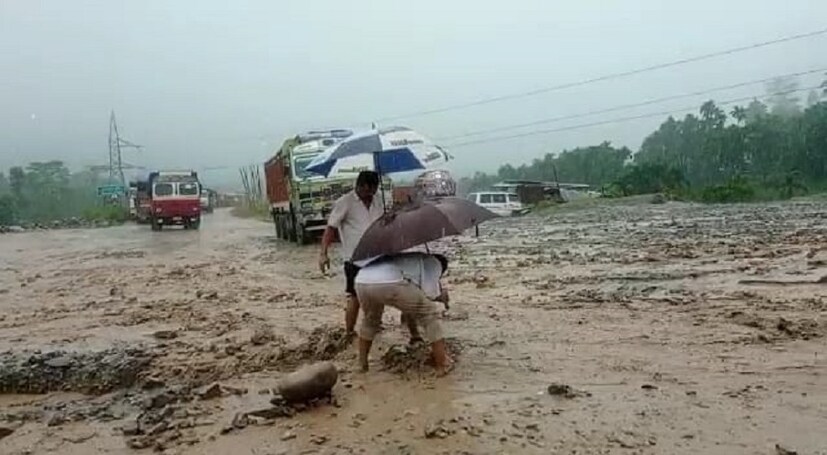 জলের তোড়ে ভেঙ্গে পড়েছে আলিপুরদুয়ার জেলার ভুটান সীমান্ত জয়গাঁ তরিবাড়ি এলাকায় ভুটানের সীমানা প্রাচীর । ২০০ মিটার ভুটানের সীমানা প্রাচীর ভেঙে গেলো। সীমানা প্রাচীর ভেঙে ভুটান পাহাড়ের জল তরিবাড়ি গ্ৰামে প্রবেশ করতে শুরু করেছে। ( লেখা ও ছবি: অনন্যা দে)