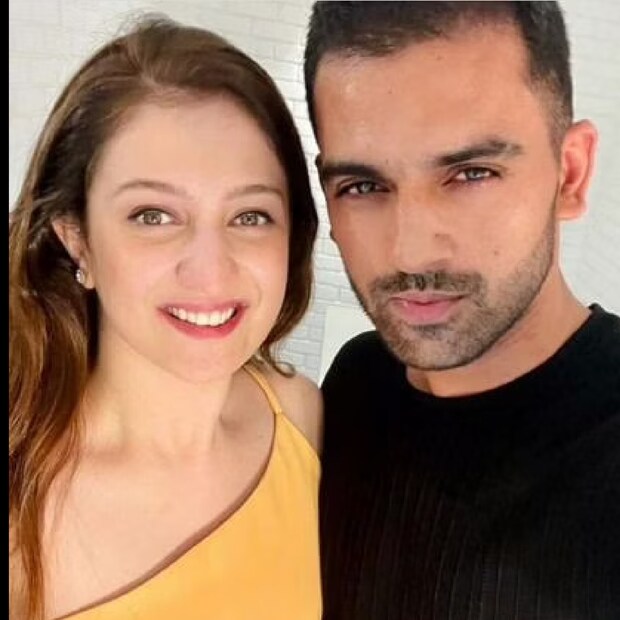 ৭ জুন বান্ধবী জয়া ভরদ্বাজকে বিয়ে করেছেন চেন্নাই সুপার কিংসের অলরাউন্ডার দীপক চাহার। তাঁর স্ত্রী সৌন্দর্যে বলিউডের নায়িকাদের টেক্কা দিতে পারেন।