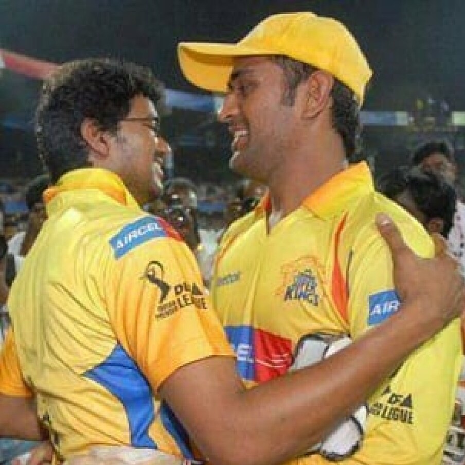 অভিনেতা বিজয় থালাপতির সঙ্গে একটি ছবি শেয়ার করেছেন ধোনি।