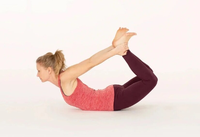ধনুরাসন (Dhanurasana )- উপুড় হয়ে শুয়ে, হাত দিয়ে পায়ের পাতা ধরতে হবে । এরপর দেহটি ধনুকের মতো বেঁকিয়ে মাথা, পা, হাত উপরের দিকে টেনে তুলতে হবে । শুধুমাত্র পেটের সংযোগ থাকবে মাটির সঙ্গে । পেটের চর্বি কমাতে এই আসনের জুড়ি নেই ।