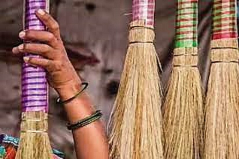 ঝাঁটা ধনদেবীর সঙ্কেত সরূপ, সুখ ও সমৃদ্ধি সমস্ত কিছুই নির্ভর করে মা লক্ষ্মীর ৷ ঝাঁটাতে পা দেওয়া বা ভুল জায়গায় রাখলে সংসারে অভাব দেখা দেবে রীতিমত ৷ প্রতীকী ছবি ৷