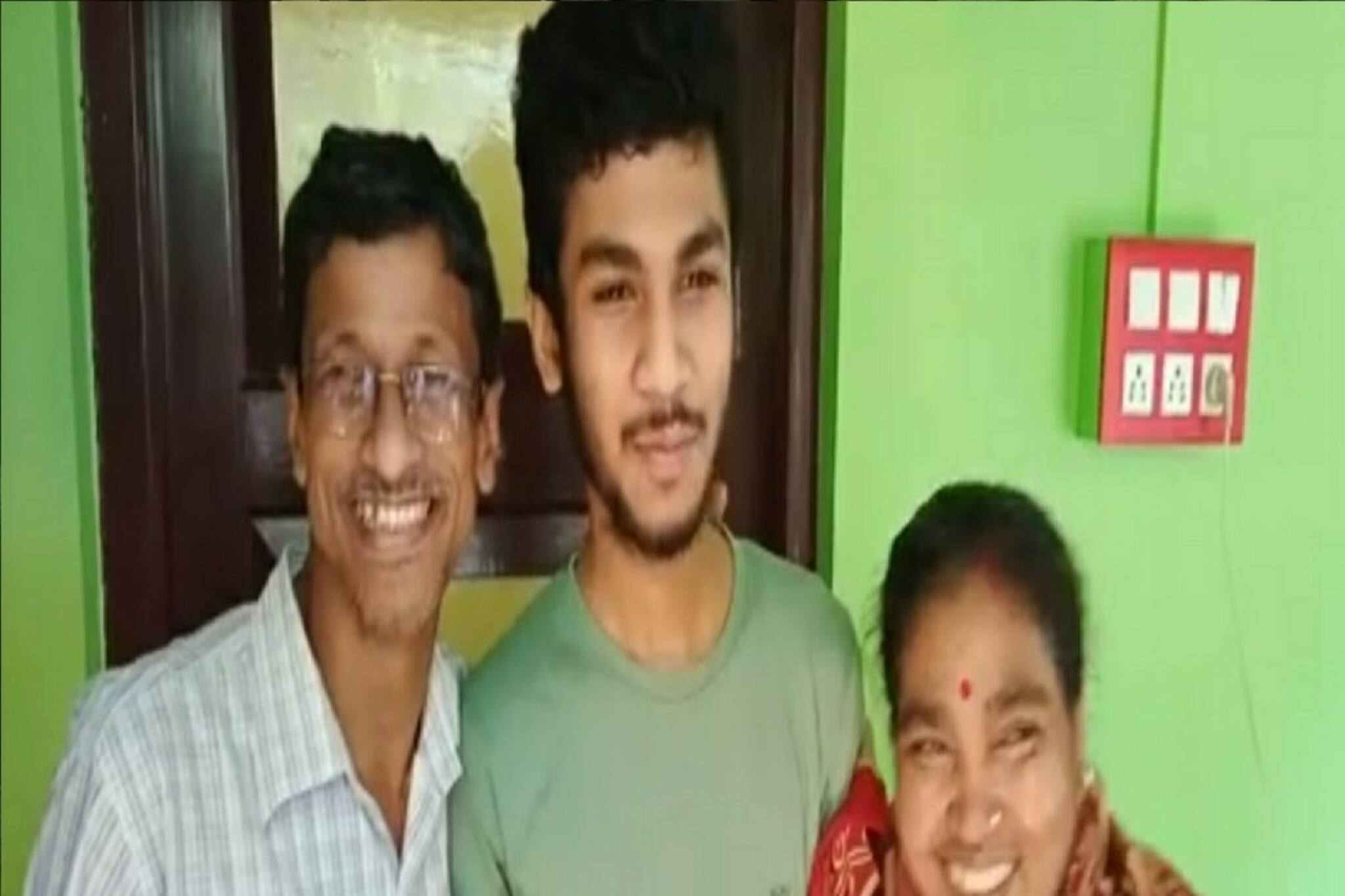 মাধ্যমিকের পর উচ্চ মাধ্যমিকেও সপ্তম! নন্দকুমারের ঋচীকের সাফল্যে মেতেছে গোটা পাড়া