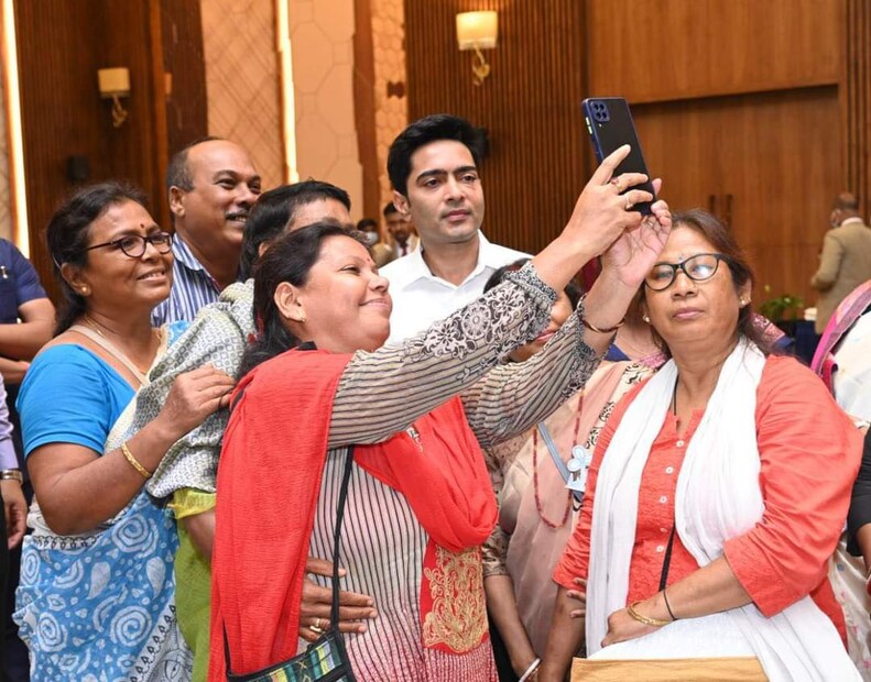 মারধর করা হচ্ছে, গাড়ি ভাঙচুর করা হয়েছে, বারবার আক্রান্ত হচ্ছেন ৷ তবুও মাঠে নেমে লড়াই করার ডাক দিলেন অভিষেক। এদিন তিনি জানিয়েছেন, ‘‘আমরা ত্রিপুরার মানুষের উন্নয়নের জন্য কাজ করতে চাই ৷ ত্রিপুরা রাজ্য শান্তি, শৃঙ্খলা ফিরিয়ে আনতে চাই।’’
