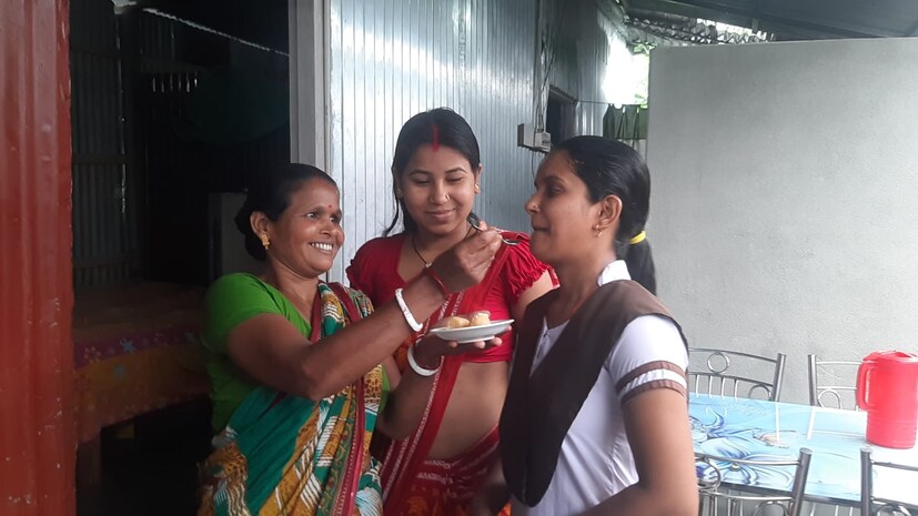 কোভিড, লকডাউনে বাড়িতে বসেই পড়াশোনা করতো সে। অনলাইনে ক্লাসও করেছে। এই লড়াইয়ে রীতার পাশে দাঁড়য়েছিল রামকৃষ্ণ মিশন এবং তারই স্কুলের এক শিক্ষক। আর্থিক সহযোগিতার হাত বাড়িয়ে দিয়েছিলেন তাঁরা। যা এই সাহায্য অনেকটাই উপকারে আসে রীতার। 