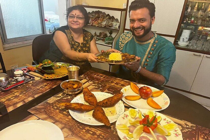 প্রথম জামাষষ্ঠী বলে কথা! যতই গরম হোক, শ্বশুরবাড়ি যাওয়ার সময়ে তসরের গলাবন্ধ নীল পাঞ্জাবীটাই গায়ে তুলেছেন অভিনেতা ইন্দ্রাশিস রায়। মহাভোজের জন্য প্রস্তুত ছিলেন সকাল থেকেই। থালা বাটি ভর্তি পঞ্চব্যাঞ্জন খাইয়ে জামাই আদর করলেন ইন্দ্রাশিসের স্ত্রী সৌরভী তরফদারের মা। 