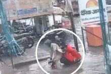 রাস্তায় জমা জল, স্কুটি পার্ক করতে গিয়ে গর্তে পড়লেন স্বামী-স্ত্রী! ভিডিও ভাইরাল রাস্তায় জমা জল, স্কুটি পার্ক করতে গিয়ে গর্তে পড়লেন স্বামী-স্ত্রী! ভিডিও ভাইরাল