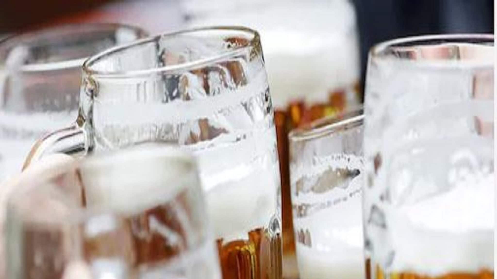 Expalined: গরম বাড়তেই দিল্লিতে বিয়ারের আকাল, দেশের বিয়ার সরবরাহে সমস্যার কারণ কী? Expalined: গরম বাড়তেই দিল্লিতে বিয়ারের আকাল, দেশের বিয়ার সরবরাহে সমস্যার কারণ কী?