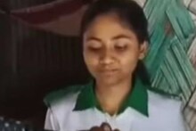 দিনমজুর বাবার দুঃখ মেটাতে চান! উচ্চ মাধ্যমিকে ষষ্ঠ হয়ে বলছেন বর্ষা