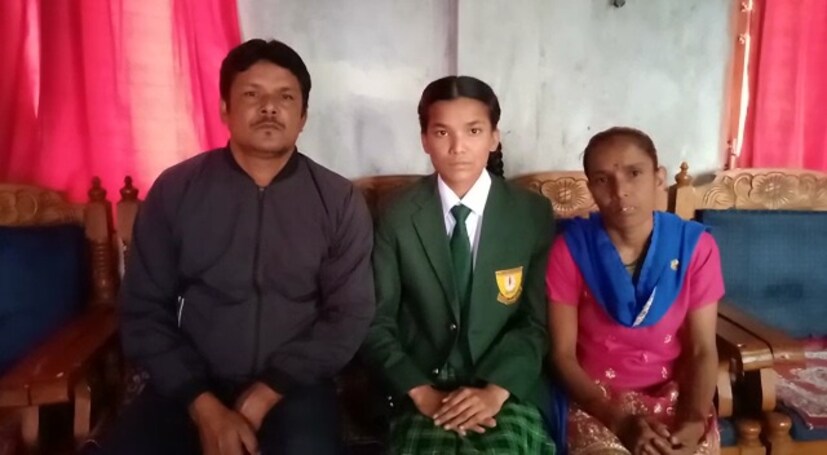 রাজ্যের মেধা তালিকায় নাম আসায় অবাক হয়নি এই ছাত্রী। রীতার কথায়, এই রেজাল্ট প্রত্যাশিতই ছিল। কলা বিভাগের ছাত্রী এবার ইংরেজি নিয়ে স্নাতক করতে চায়। পরিবারের পাশে দাঁড়ানোই ওর লক্ষ্য। আর্থিক অনটনকে সঙ্গী করেই উচ্চ শিক্ষায় এগোতে চায় রীতা। বাবা-মায়ের মুখে হাসি ফোটানোই এই পড়ুয়ার লক্ষ্য। বড় হয়ে স্কুল শিক্ষিকা বা ইঞ্জিনিয়র নয়। মানুষের সেবায় নিজেকে জড়াতে চায় রীতা। তাই সে পেশায় নার্স হতে চায়। নার্সিং নিয়ে পড়াও ব্যয়সাপেক্ষ। তবে সেই বিষযে নিয়ে চিন্তিত নয় সে। নিজের লক্ষ্যে অবিচল থাকতে চায় শিলিগুড়ির নতুন গর্ব রীতা। মেয়ের সাফল্যে খুশি ওর মা গীতাদেবীও। রেজাল্ট বের হতেই ওর বাড়িতে আজ পড়শিদের ভিড়। 