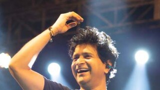 নজরুল মঞ্চে অনুষ্ঠান চলাকালীনই তিনি অসুস্থতা বোধ করেন বলে খবর। নির্ধারিত সময়ের আগেই মঞ্চ ছাড়েন কে কে। ফিরে যান হোটেলে।