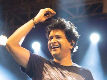 নজরুল মঞ্চে অনুষ্ঠান চলাকালীনই তিনি অসুস্থতা বোধ করেন বলে খবর। নির্ধারিত সময়ের আগেই মঞ্চ ছাড়েন কে কে। ফিরে যান হোটেলে।