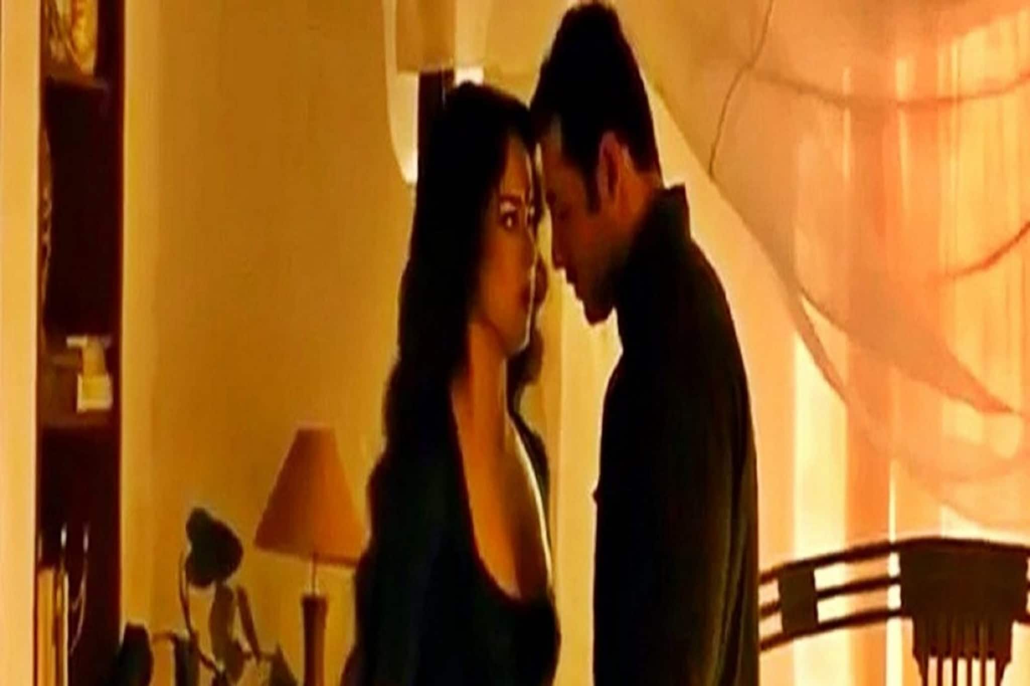 শট-এ নিয়ন্ত্রণ হারিয়েছিলেন জন, কঙ্গনাকে আদর করতে করতে রক্ত বের করে দিয়েছিলেন