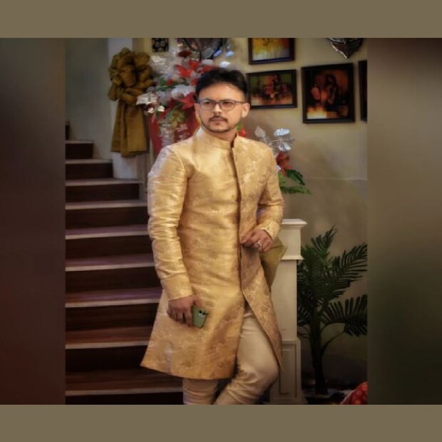 বিয়ে করেছেন হৃতজিৎ চট্টোপাধ্যায়৷ নিজের সোশ্যাল মিডিয়ায় বিয়ে থেকে রিসেপশন, সব ছবিই ভাগ করে নিয়েছেন অভিনেতা৷ এবার সামনে আনলেন যার ছবি, তাকে তিনি 'প্রথম সন্তান' বলে উল্লেখ করলেন৷ 