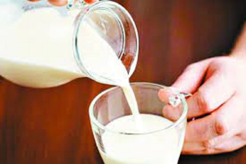 দুধ খাওয়ার পরে কোনও ভাবে লেবু খাবেন না ৷ তাহলেই অকারণে বেড়ে যাবে সমস্যা ৷ দুধ খাওয়ার পর পরই লেবু খেলে গ্যাসের সমস্যার শিকার হবেন অচিরেই ৷ প্রতীকী ছবি ৷