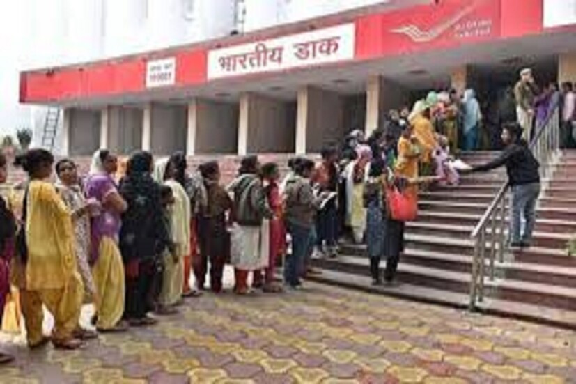 এই অ্যাকাউন্ট থেকে হওয়া তিন সদস্যের মধ্যে সমান ভাবে ভাগ করে দেওয়া হয় ৷ জয়েন্ট অ্যাকাউন্টকেও সিঙ্গেল অ্যাকাউন্ট কনভার্ট করা যেতে পারে ৷ প্রতীকী ছবি ৷