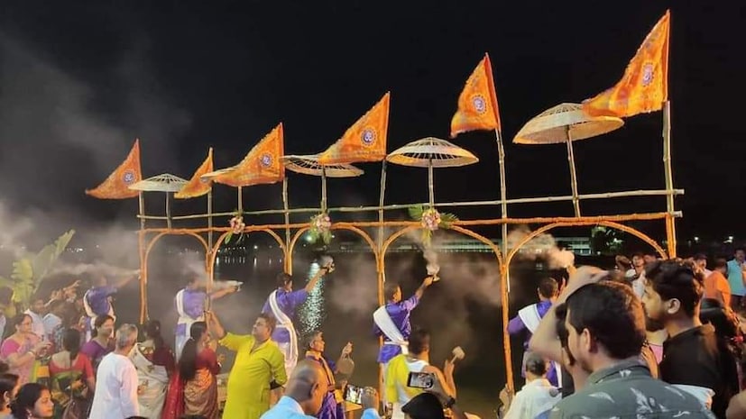 কোভিড মহামারি কাটিয়ে এই গঙ্গা পুজোতে মেতে উঠলেন জেলাবাসী। দশহরার তিথি ও শুভক্ষণ শুরু হয়েছে বৃহস্পতিবার ৯ই জুন সকাল ৮টা ২১ মিনিটে এবং দশমী তিথি শেষ হবে ১০ জুন, সকাল ৭টা ২৫ মিনিটে। দশহরা কথার অর্থ, দশহরা কথার অর্থ হল দশ পাপ হরা বা দশটি পাপ হরণ করা। এ দিন গঙ্গায় ডুব দিয়ে মানুষের সমস্ত পাপমুক্তি ঘটে বলে মনে করা হয়। (ছবি ও লেখা: কৌশিক অধিকারী) 