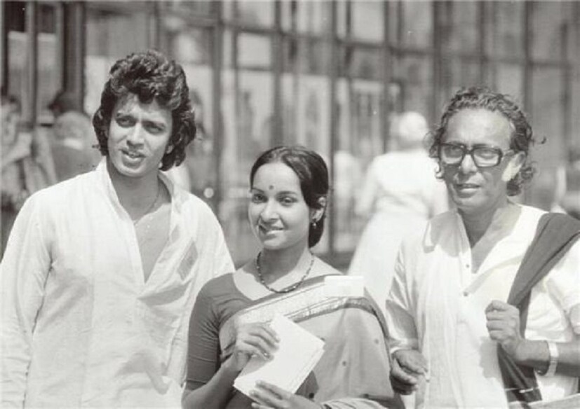 'মৃগয়া'র শ্যুটিংয়েই মিঠুনের প্রেমে পড়েছিলেন মমতা শঙ্কর। এ কথা সকলেই জানেন। কিন্তু তাঁদের প্রেম ভালবাসা শুধু মনেই থেকে গিয়েছিল। কখনও বলে ওঠাই হয়নি। সময়ের সঙ্গে সঙ্গে মিঠুন রাজ করেছেন বলিউডে। আজও কলকাতা থেকে ছেলে মেয়েরা মিঠুন হবে বলে মুম্বই পাড়ি দেয়। কিন্তু মিঠুন একজনই হন। photo source collected 