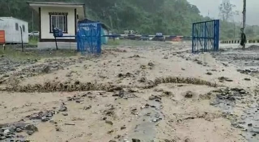 স্থানীয়সূত্রে জানা যায়,শুক্রবার ভোরে অতিবৃষ্টিতে পাসাখা সীমান্তের ভুটানের পাহাড় ধসে জল ভারতে ঢুকে পড়ে।জলের স্রোতে বন্যা পরিস্থিতি এলাকায়।বড় পাথর জমা করে জল আটকানোর চেষ্টা করছেন স্থানীয়রা। ( লেখা ও ছবি: অনন্যা দে)