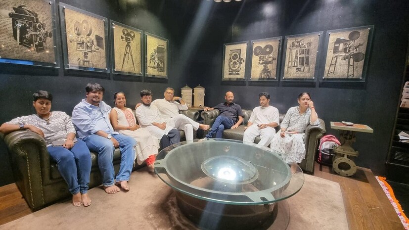 এক অন্য রকম প্রেমের গল্প দেখতে পাবে দর্শক। এই মানুষগুলো সকলেই একা। ভার্চুয়াল মাধ্যমে প্রেম খুঁজে পাবে তাঁরা। তারপর একে একে খুলবে গল্পের পাতা!photo source Facebook 