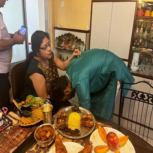 গত বছর জানুয়ারি মাসে দীর্ঘ দিনের প্রেমিকা সৌরভীর সঙ্গে বিয়ে সেরেছেন 'গানের ওপারে' খ্যাত 'টিনটিন'। এক বছর হয়ে গিয়েছে তাঁদের বিয়ের। তাই এই বছরই প্রথম বার জামাইষষ্ঠীতে শাশুড়ির হাতের রান্না খেয়েছেন ইন্দ্রাশিস।