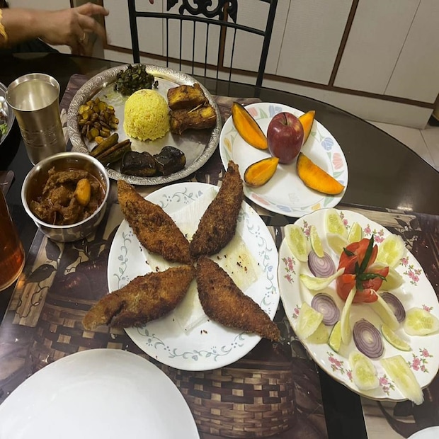 কী কী পেটে পড়েছে অভিনেতার? থালাভর্তি স্যালাড সাজানো ছিল শশা, পেঁয়াজ, টমেটো, লেবু আর কাঁচা লঙ্কা দিয়ে। পাশে লম্বা লম্বা মাছভাজা। আরও চার রকমের ভাজা পড়েছে পাতে। পোলাওয়ের সঙ্গে পাঁঠার মাংস দিয়ে পেটপুজো করেছেন ইন্দ্রাশিস। শেষপাতে ফলাহারও করতে হয়েছে নায়ককে। আম এবং আপেল।