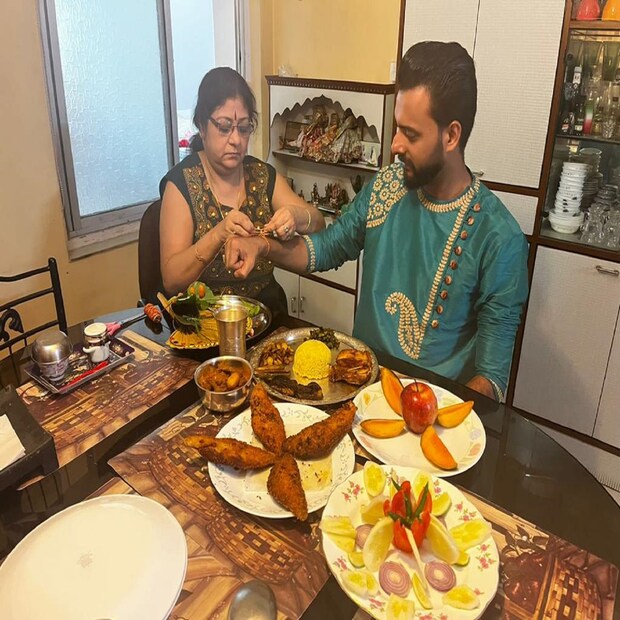 ঠোঁটে উলুধ্বনি। ধান, দুব্বো, করমচা মাথায় ঠেকিয়ে পাখার হাওয়া করে জামাইকে আশীর্বাদ করেছেন তাঁর শাশুড়ি। জামাইও তাঁর শাশুড়ির পা ছুঁয়ে প্রণাম করতে ভোলেননি। শাশুড়ি ইন্দ্রাশিসের হায়ে সুতো পরিয়ে দিলেন। পিছনে গান বেজে উঠল। 'লুকোচুরি' ছবির 'এই তো হেথায় কুঞ্জ ছায়ায় স্বপ্ন মধুর মোহে'। কিশোর কুমার এবং রুমা গুহঠাকুরতার গলায় সেই গান নেপথ্য সঙ্গীত হিসেবে গমগম করে উঠল।