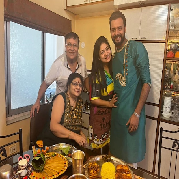 খাওয়ার আগে সপরিবার ছবিও উঠেছে তরফদার পরিবারের। সৌরভী তাঁর স্বামী ইন্দ্রাশিসকে জড়িয়ে ধরে দাঁড়ালেন। পাশে সৌরভীর বাবা। মা বসলেন সামনের চেয়ারে। ক্যামেরায় হাসিমুখে পোজ সবাই। ছবি উঠল সুখী পরিবারের। তার পর শুরু হল খাওয়া দাওয়া।