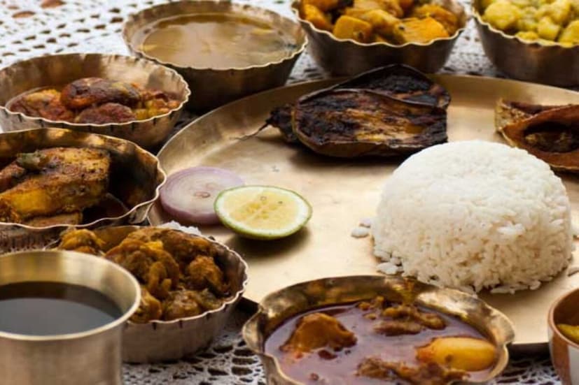 বাঙালির বারো মাসে তেরো পার্বণ। আর এই পার্বণের অন্যতম উৎসব হল জামাইষষ্ঠী। এই দিনে শ্বশুরবাড়িতে নতুন নতুন পদ আর জামাইদের কব্জি ডুবিয়ে খাওয়ার ছবি দেখতেই অভ্যস্ত আমরা। প্রতি বছরের মত এই বছরও সেই ছবি দেখা গিয়েছে। 