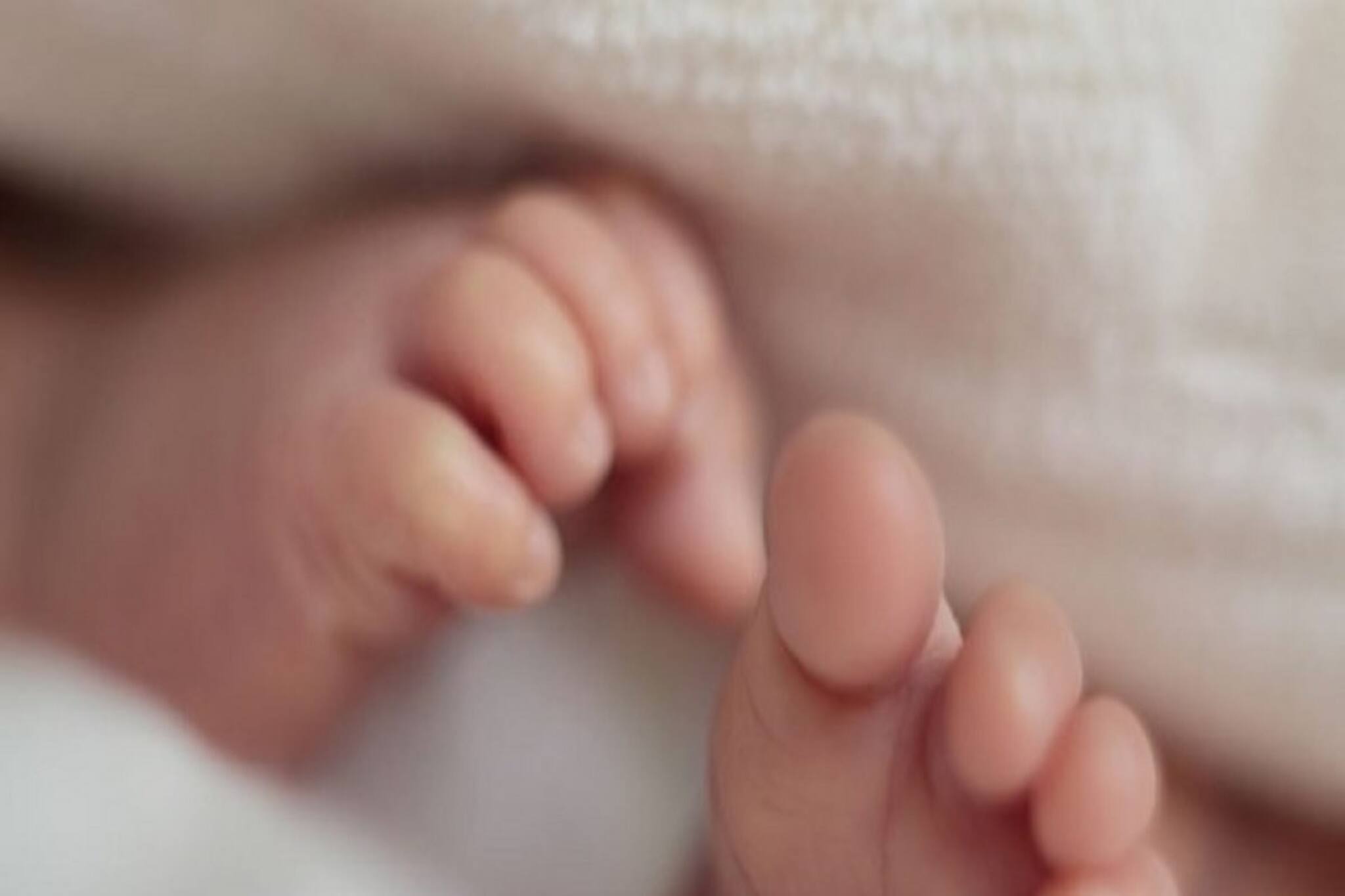 পৈশাচিক, দুধের শিশুকে মাটিতে আছাড় মারল খোদ কাকিমা, মৃত্যু সদ্যোজাতর