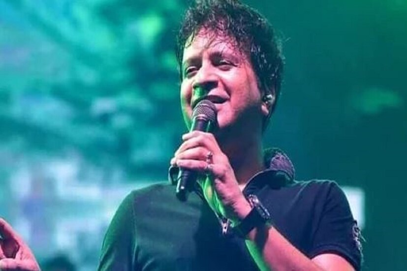কলকাতার নজরুল মঞ্চে অনুষ্ঠান চলাকালীন অসুস্থ হয়ে পড়েন সঙ্গীতশিল্পী কেকে, সেখান থেকে হোটেল! তখনই কেকে-র শরীর অত্যন্ত খারাপ লাগছিল। লিফটে মাথা ঝুঁকিয়ে দাঁড়িয়েছিলেন শিল্পী। এরপর, হোটেলের ঘরে ঢুকে সোফায় বসতে গিয়েই মাটিতে পড়ে যান। হাসপাতালে নিয়ে গেলে চিকিৎসকরা তাঁকে মৃত ঘোষণা করেন। ময়নাতদন্তের রিপোর্টে দেখা যায়, কেকে-র হৃদযন্ত্র প্রায় সাদা হয়ে গিয়েছিল, চারপাশে জমেছিল মেদের আস্তরণ। হৃদযন্ত্রের ভিতরের সব ভালভ অনেকটা শক্ত হয়ে গিয়েছিল। চিকিৎসকরা বলছেন, এ-সমস্ত ‘ফ্যাটি হার্ট’-এর উপসর্গ।