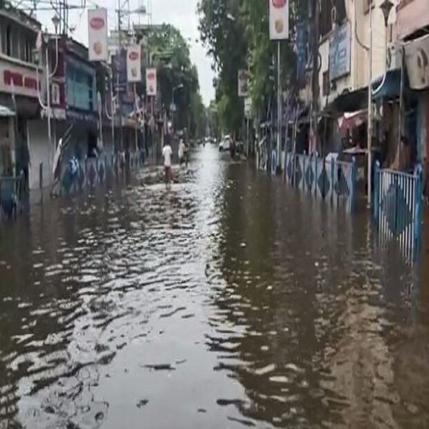 অপরদিকে, জলপাইগুড়ি শহরে মহমায়া পাড়া ,চুনিলাল রোড,দুই নম্বর ঘুমটি সহ ২৫ নম্বর ওয়ার্ড এখন ও জলমগ্ন।বুধবার সকালেও একই অবস্থা, অবিরাম বৃষ্টিতে জলমগ্ন নয়াবস্তী মোড় সহ শহরের একাধিক এলাকা। মঙ্গলবারের পর বুধবার সকালেও জলপাইগুড়ি শহরের বহু এলাকা জলমগ্ন হয়ে পড়ে। ৩১ নম্বর সড়কের ওপর দিয়েও বইছে জল।