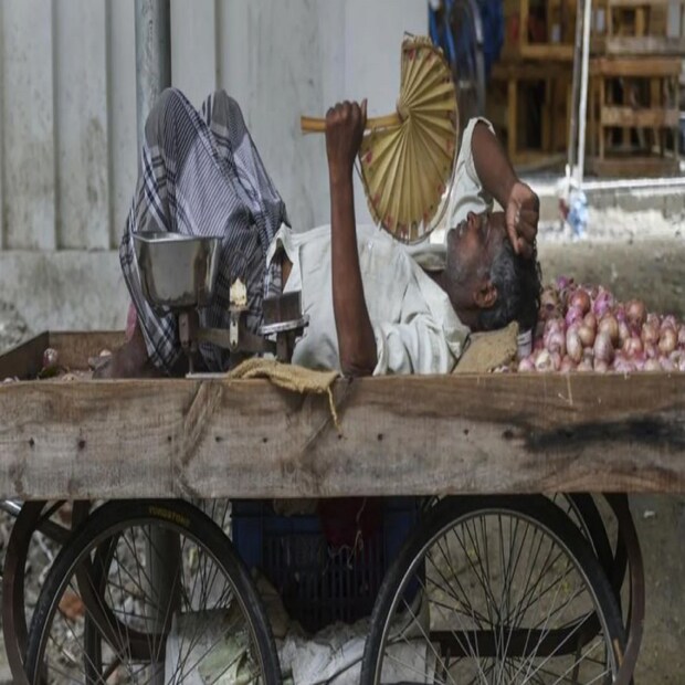 বুধবার কলকাতার সর্বোচ্চ তাপমাত্রা থাকবে ৩৪ ডিগ্রি সেলসিয়াস। সর্বনিম্ন তাপমাত্রা থাকবে ২৮ ডিগ্রি সেলসিয়াস। আগামী ৪৮ ঘণ্টায় ভারী বৃষ্টির পূর্বাভাস নেই কলকাতা সহ দক্ষিণবঙ্গে। তবে সপ্তাহান্তে ভারী বৃষ্টি হতে পারে।