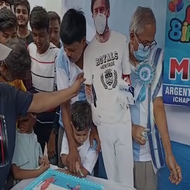 মেসির জন্মদিন উপলক্ষে ইছাপুর নবাবগঞ্জ এলাকা কার্যত রূপ নিয়েছে উৎসবের। জন্মদিনের সমস্ত আয়োজন করেছেন স্থানীয় এক চা বিক্রেতা শিবে পাত্র। মেসির জন্মদিন উপলক্ষ্যে প্রতিবছরই সমাজের বিভিন্ন শ্রেণীর মানুষজনের সাহাযার্থে তুলে দেওয়া হয় বিভিন্ন সামগ্রী।  এবছর প্রতিবন্ধী এক ব্যক্তির হাতে তুলে দেওয়া হল প্রতিবন্ধীদের গাড়ি। 