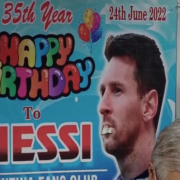 ফুটবল ভক্তদের কাছে লিওনেল মেসি যেন এক ঈশ্বরের নাম। দিয়েগো মারাদোনার পর অনেকে তাঁকেই ফুটবলের জাদুকর বলে ডাকেন। লিওনেল মেসিকে তাই বিশ্বের সেরা ফুটবলার হিসেবে বিবেচনা করা হয়। তার ক্ষিপ্র ড্রিবলিং ও জাদুকরী ফ্রি-কিক দিয়ে সকলের মন জয় করে নিয়েছেন তিনি। কিন্তু তার সম্পর্কে কিছু অজানা তথ্য আমরা কজন ই বা জানি! চলুন তাহলে জেনে নেওয়া যাক বিশ্ব সেরা এই ফুটবল তারকার কিছু অজানা ও অবাক করা তথ্য।