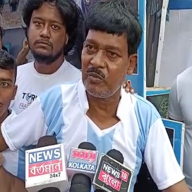মেসি ইতালিয়ান বংশোদ্ভূত একটি মধ্যবিত্ত পরিবারে জন্মগ্রহন করেছিলেন। তার বাবা একটি ফ্যাক্টরিতে কাজ করতেন আর মা ছিলেন পার্ট টাইম ক্লিনার। মেসি ছোটবেলায় এতটাই লাজুক ছিলেন যে প্রথম পরিচয়ে অনেকেই তাঁকে অটিস্টিক ভাবতেন। এমনকি তার শিক্ষকরা তাকে মানসিক ডাক্তার দেখানোর পরামর্শও দিয়েছিলেন।