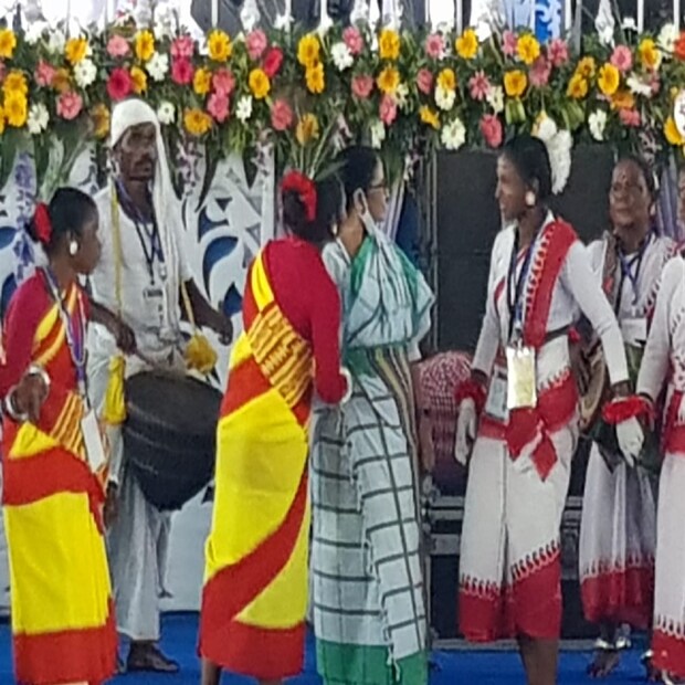 এদিন ওই অনুষ্ঠানে যোগ দিয়ে মুখ্যমন্ত্রী বলেন, ''আপনারা ভালো থাকলে, আমিও ভালো থাকব। কিন্তু আপনারা খারাপ থাকলে আমি কোথায় যাব?'' এই মন্তব্যের পরই বিজেপিকে আক্রমণ শানান তিনি।