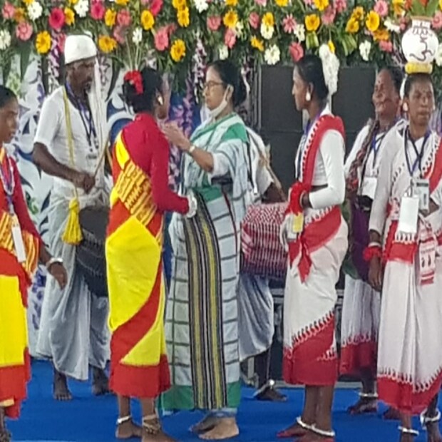 উত্তরবঙ্গ সফরে গেলে নানা মেজাজে ধরা দেন মুখ্যমন্ত্রী। কখনও ব্যাডমিন্টন, কখনও আবার ধামসা-মাদলের তালে আদিবাসী নৃত্য, নানা মুডে পাওয়া যায় মমতা বন্দ্যোপাধ্যায়কে। এ বারের আলিপুরদুয়ার সফরেও তার ব্যতিক্রম হল না। বুধবার সকালে হাসিমারা সুভাষিণী চা বাগানের মাঠে মুখ্যমন্ত্রী যোগ দেন একটি গণবিবাহের অনুষ্ঠানে। সেখানেই ধামসা-মাদলের তালে তালে আদিবাসী নৃত্যে মেতে উঠতে দেখা গেল মুখ্যমন্ত্রীকে। 