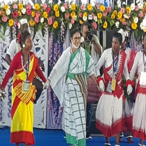 নবদম্পতিদের আশীর্বাদও করেন তিনি। রাজ্য সরকারের তরফে প্রত্যেক দম্পতিকে রূপশ্রী প্রকল্পের আওতায় ২৫ হাজার টাকা করে দেওয়া হবে বলেও ঘোষণা করেন রাজ্যের প্রশাসনিক প্রধান।