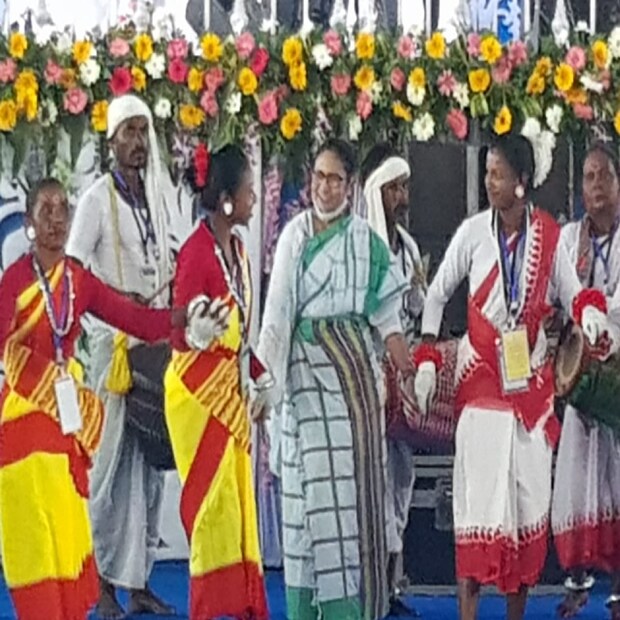 এদিন বিজেপিকে আক্রমণ শানাতে গিয়ে মুখ্যমন্ত্রী বলেন, ''সব কিছুর দাম এত বেড়ে গিয়েছে বেঁচে থাকাই মুশকিল হয়ে গিয়েছে। ভোট এলেই বলবে, আলাদা রাজ্য দেব। আর ভোট মিটতেই দেশের অবস্থা দেখুন, জিনিসপত্রের দাম কোথায় চলে গিয়েছে।'' কেন্দ্র ১০০ দিনের কাজের টাকা দেওয়া বন্ধ করে দিয়েছে বলেও এদিন ফের সুর চড়ান মুখ্যমন্ত্রী।