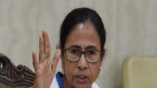 আক্রমণে মমতা বন্দ্যোপাধ্যায় আক্রমণে মমতা বন্দ্যোপাধ্যায়