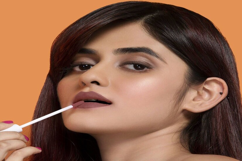 সম্প্রতি প্রেমে প্রতারণার অনেক খবর এবং গল্প আপনি নিশ্চয়ই হামেশাই পড়ছেন এবং শুনেছেন। কিন্তু 'মাইক্রো চিটিং' সম্পর্কে শুনেছেন কি? এটি এমন একটি প্রতারণা, যা সাধারণ হওয়া সত্ত্বেও খুব কমই আলোচিত হয়। অনেক সময় একজন ব্যক্তি নিজেও জানেন না যে তিনি তার সঙ্গীর সঙ্গে জ্ঞাতসারে বা অজান্তে মাইক্রো-প্রতারণা করছেন।