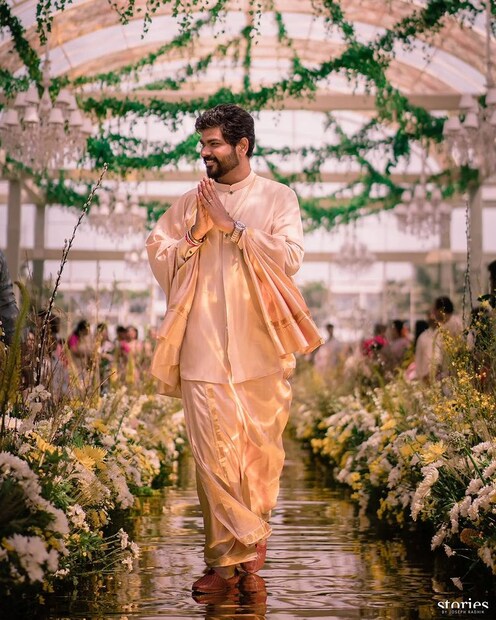বিঘ্নেশ পরেছিলেন অফ হোয়াইট কুর্তা ও ধুতি৷ সঙ্গে রীতি অনুযায়ী অঙ্গবস্ত্রম্৷