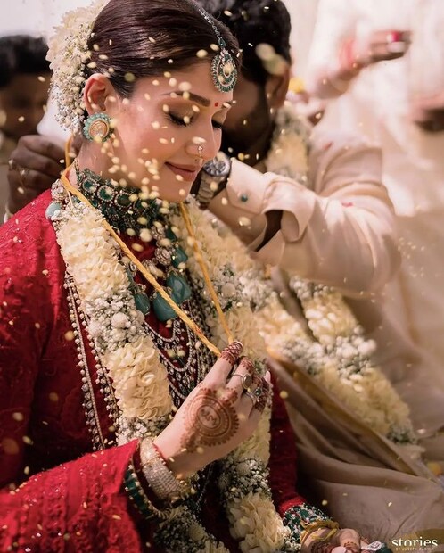 পুষ্পবৃষ্টির মাঝে নয়নতারার গলায় মঙ্গলসূত্র পরিয়ে দিলেন বিঘ্নেশ